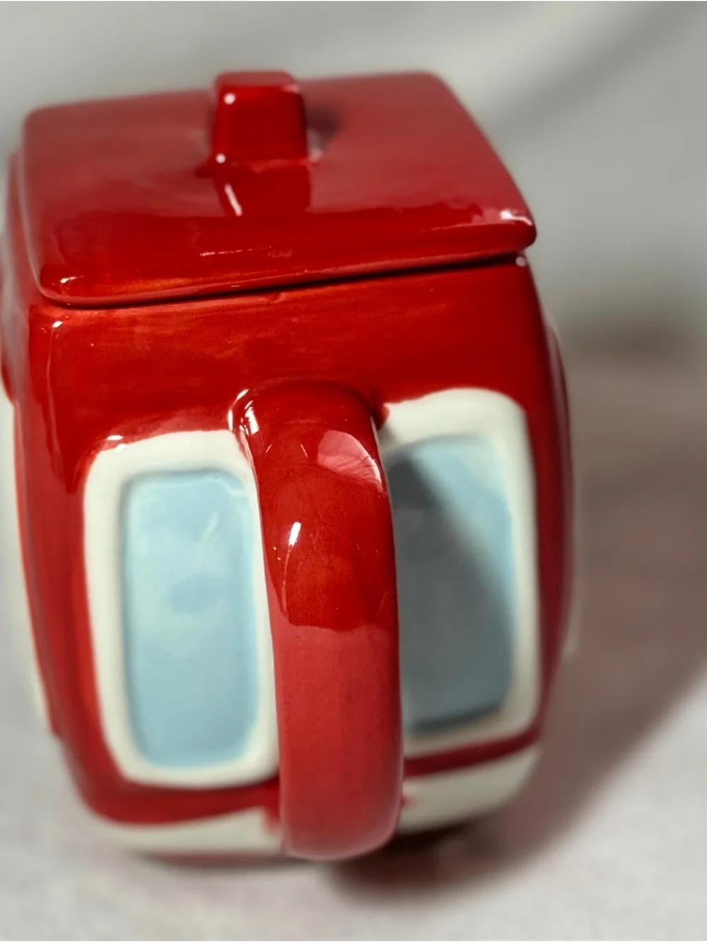 Ceramic 8oz Red And White Cute Novelty Lidded‎ Cable Car Mug With Handle